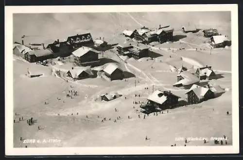 AK Zürs a. Arlberg, Blick auf den winterlichen Ort mit Spaziergängern und Skifahrern