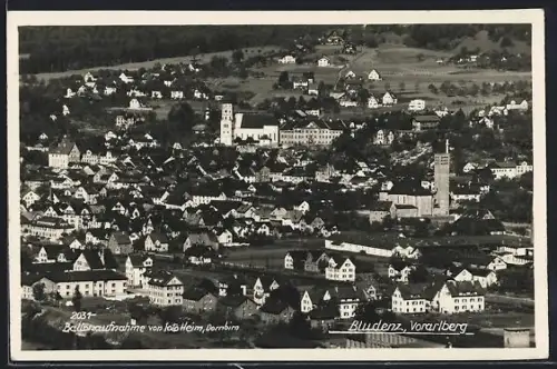 Foto-AK Bludenz /Vorarlberg, Ortsansicht mit Kirchen von Ballon aus aufgenommen