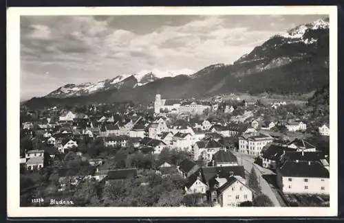 Foto-AK Bludenz, Ortsansicht aus der Vogelschau mit Gebirgspanorama
