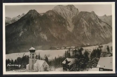 Foto-AK Bürserberg, Ortsansicht mit Kirche im Winter