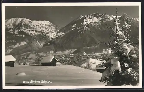 AK Bludenz, Schass, Ortsansicht im Winter gegen die Berge