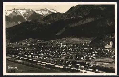 AK Bludenz, Ortsansicht aus der Vogelschau mit Eisenbahnstrecke