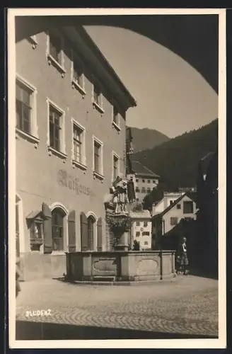 AK Bludenz, Strassenpartie mit Rathaus und Nepomuk-Brunnen