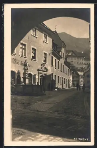 AK Bludenz, Strassenpartie mit Rathaus und Nepomuk-Brunnen