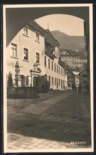 Foto-AK Bludenz, Strassenansicht mit Rathaus und Nepomuk-Brunnen