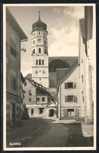 AK Bludenz, Strassenpartie mit Laurentiuskirche und R. Seeberger`s Bäckerei