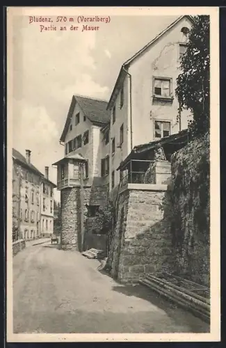 AK Bludenz /Vorarlberg, Strassenpartie an der Mauer