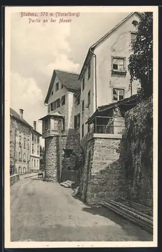 AK Bludenz /Vorarlberg, Strassenpartie an der Mauer