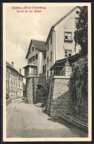 AK Bludenz /Vorarlberg, Strassenpartie an der Mauer