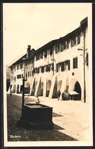 Foto-AK Bludenz, Strassenpartie mit Brunnen