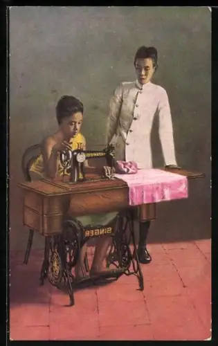 AK Reklame Singer Nähmaschinen, Frau aus Java an einer Nähmaschine