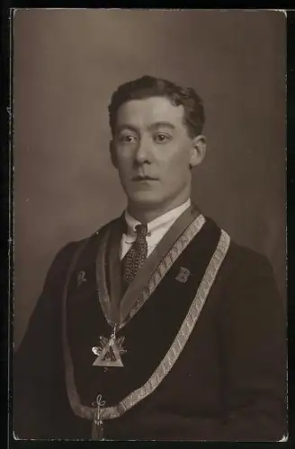 Foto-AK Freimaurer im Porträt mit Krawatte