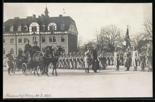 Foto-AK Coburg, Herzog Carl Eduard von Sachsen-Coburg-Gotha im Kasernenhof 1909