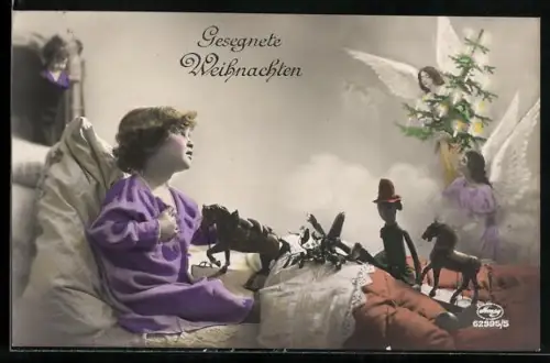 AK Kind sieht einen Wengel mit Weihnachtsbaum, Spielzeugpferd