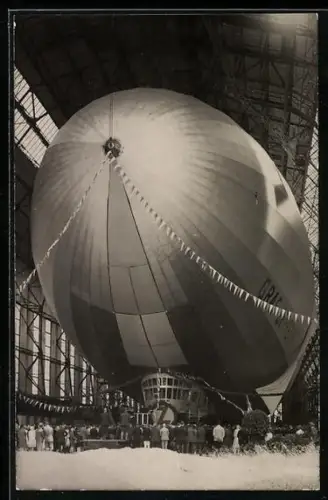 AK Friedrichshafen, Luftschiff LZ 127 Graf Zeppelin in einer Halle