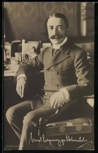 AK Fürst Ernst zu Hohenlohe an seinem Schreibtisch