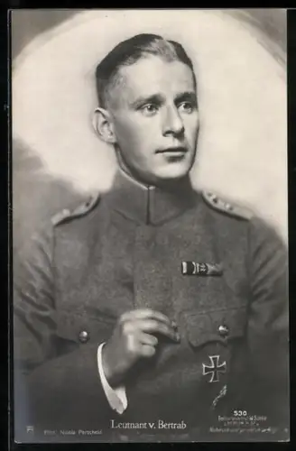 Foto-AK Sanke Nr. 530: Porträt Jagdflieger Leutnant Joachim von Bertrab in Uniform