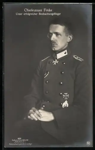 Foto-AK Sanke Nr. 411: Beobachtungsflieger Oberleutnant Fricke mit Pour le Merite und Beobachter-Abzeichen, Flugzeug