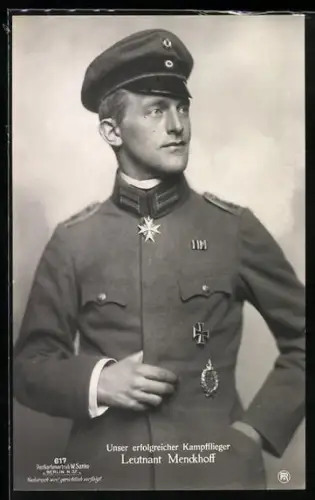 Foto-AK Sanke Nr. 617: Unser erfolgreicher Kampfflieger Leutnant Menckhoff, Pour le Mérite und RK