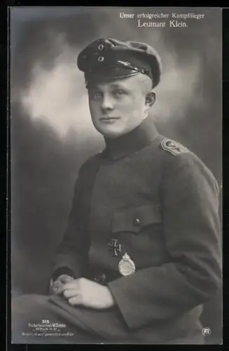 AK Sanke Nr. 515, Kampfflieger Leutnant Klein in Uniform mit Mütze