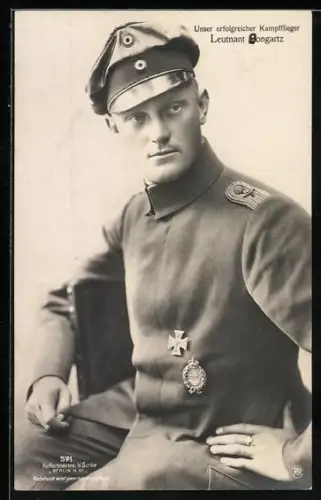 Foto-AK Sanke Nr. 571: Kampfflieger Leutnant Bongartz in Uniform mit Flugzeugführerabzeichen und EK