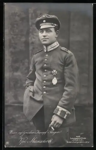 Foto-AK Sanke Nr. 449: Kampfflieger Vizefeldwebel Manschott in Uniform mit Flugzeugführerabzeichen und EK I