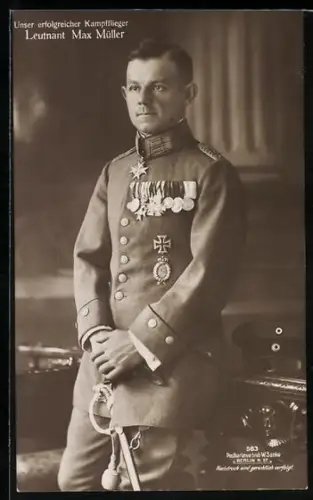 Foto-AK Sanke Nr. 583: Kampfflieger Leutnant Max Müller mit Pour le Merite, EK I 1914 und grosser Ordensspange, Flugzeug