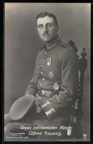 Foto-AK Sanke Nr. 394: Unser erfolgreicher Flieger Alfred Friedrich in Uniform