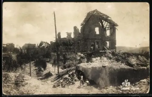 Foto-AK Canove, Soldaten lagern in dem zerstörten Ort