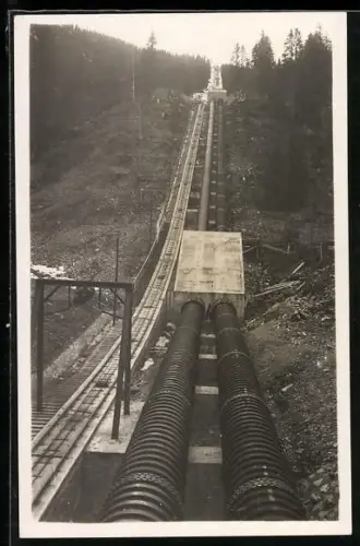Foto-AK Partenen, Gleise und Rohre umgeben von Bäumen