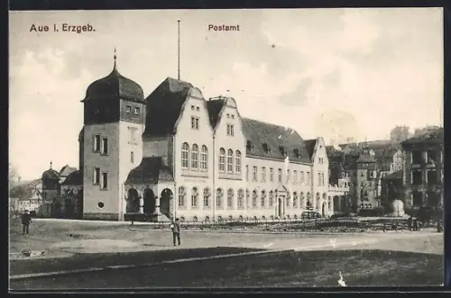 AK Aue i. Erzgeb., Postamt mit Platz und Gebäuden, Panorama
