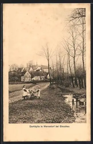 AK Wernsdorf bei Glauchau, Dorfidylle, Kindergruppe an einem Graben mit Ortsblick