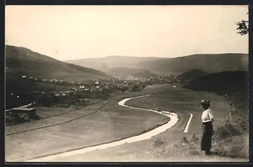 Foto-AK Eiserfeld, Teilansicht mit Frau
