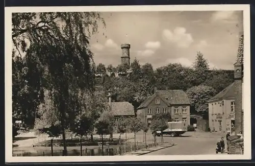 AK Lütjenburg i. Holst., Bismarckturm mit Strassenpartie