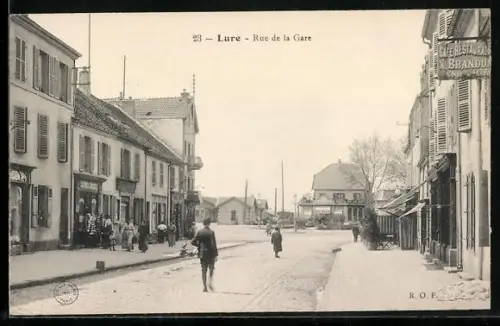 AK Lure, Rue de la Gare avec passants et commerces animés