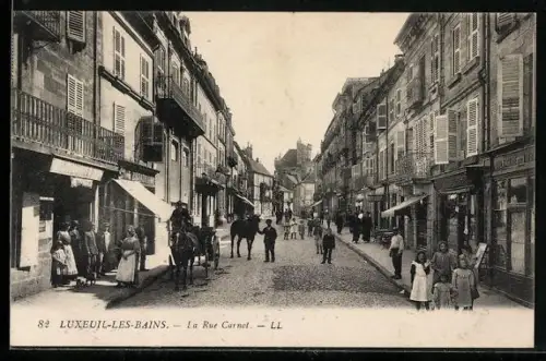 AK Luxeuil-les-Bains, La Rue Carnot animée avec passants et chevaux