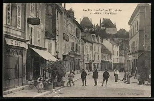 AK Gray /Haute-Saône, Rue Thiers avec passants et vue sur les bâtiments historiques