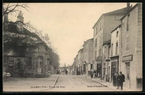 AK Champlitte, Route de Gray avec des passants et des bâtiments alignés le long de la rue