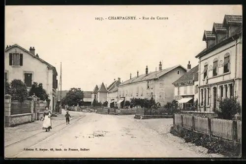 AK Champagney, Rue du Centre animée avec passants