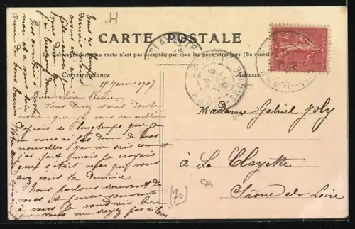 AK Jussey /Haute-Saône, Rue Gambetta, centre, avec calèches et piétons animant la scène