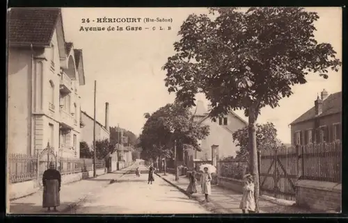 AK Héricourt /Hte-Saône, Avenue de la Gare avec passants et arbres
