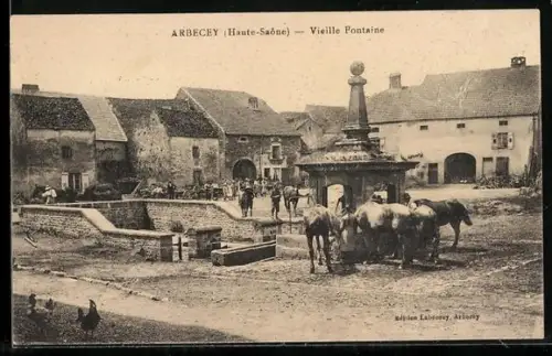 AK Arbecey /Haute-Saône, Vieille Fontaine avec chevaux et village en arrière-plan
