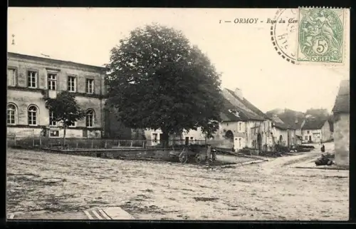 AK Ormoy, Rue du Cerf et vue sur la place centrale avec grand arbre