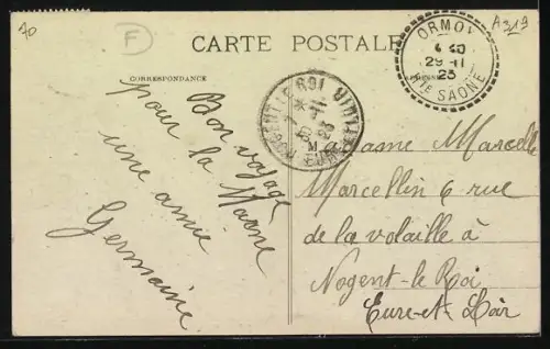 AK Ormoy, Rue du Cerf et vue sur la place centrale avec grand arbre