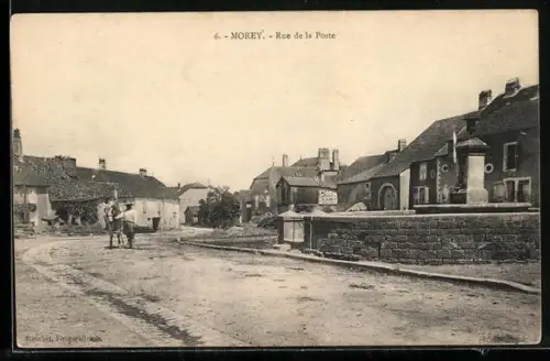AK Morey, Rue de la Poste avec fontaine et charrette