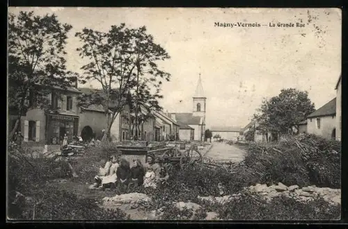 AK Magny-Vernois, La Grande Rue avec habitants et église au fond