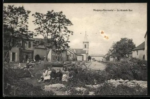 AK Magny-Vernois, La Grande Rue avec église et villageois se reposant