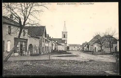 AK Magny-Vernois, La Grand`Rue avec l`église au fond