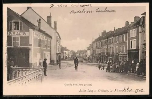 AK Saint-Loup-sur-Semouse, Grande Rue, Rive gauche, avec passants et cycliste