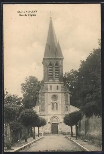 AK Saint-Vincent, Rue de l`Église et vue de l`église avec son clocher imposant